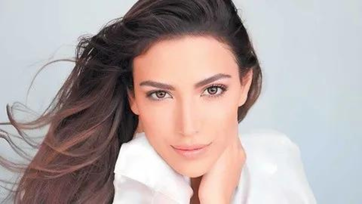 Miss Universe 2023 contestant Isabella García-Manzo Buzzy Headline